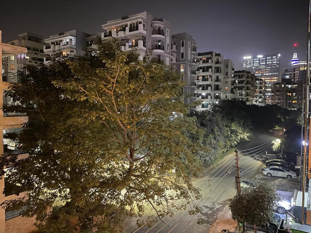 Flxho Uno - Serviced Apartment & Rooms - Golf Course Road Гургаон Экстерьер фото
